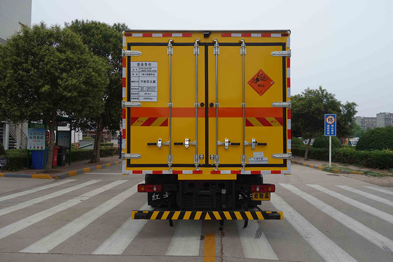 紅宇牌HYJ5180XQY-DF爆破器材運(yùn)輸車公告圖片