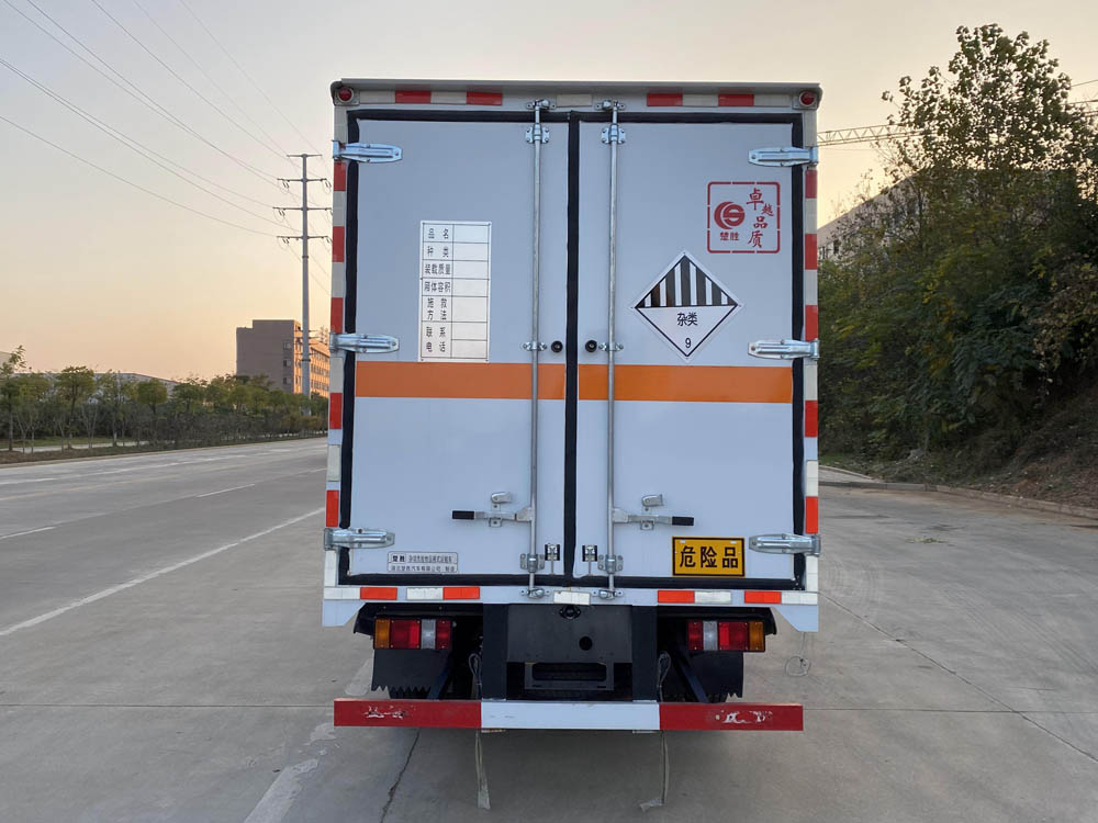 楚勝牌CSC5040XZWJ6雜項(xiàng)危險(xiǎn)物品廂式運(yùn)輸車公告圖片
