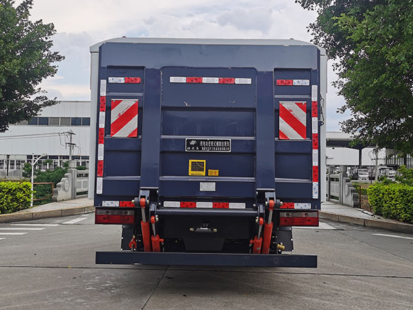 福龍馬牌FLM5080XTYDTBEV純電動(dòng)密閉式桶裝垃圾車公告圖片