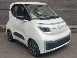 五菱牌LZW7002EVB1PAN型纯电动轿车