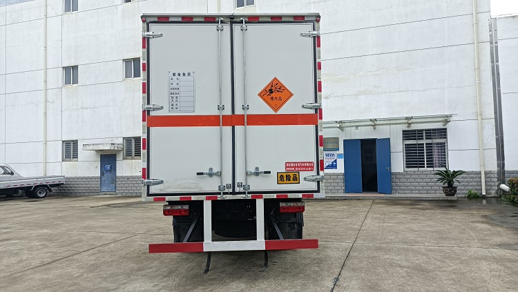 順風(fēng)智造牌SFZ5100XQYE6爆破器材運(yùn)輸車公告圖片