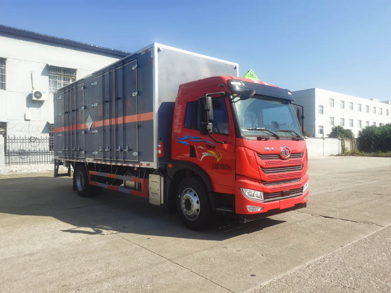 大力牌DLQ5182XZWCA6雜項(xiàng)危險(xiǎn)物品廂式運(yùn)輸車公告圖片