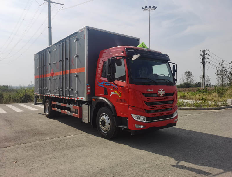 大力牌DLQ5183XRQCA6易燃?xì)怏w廂式運(yùn)輸車公告圖片