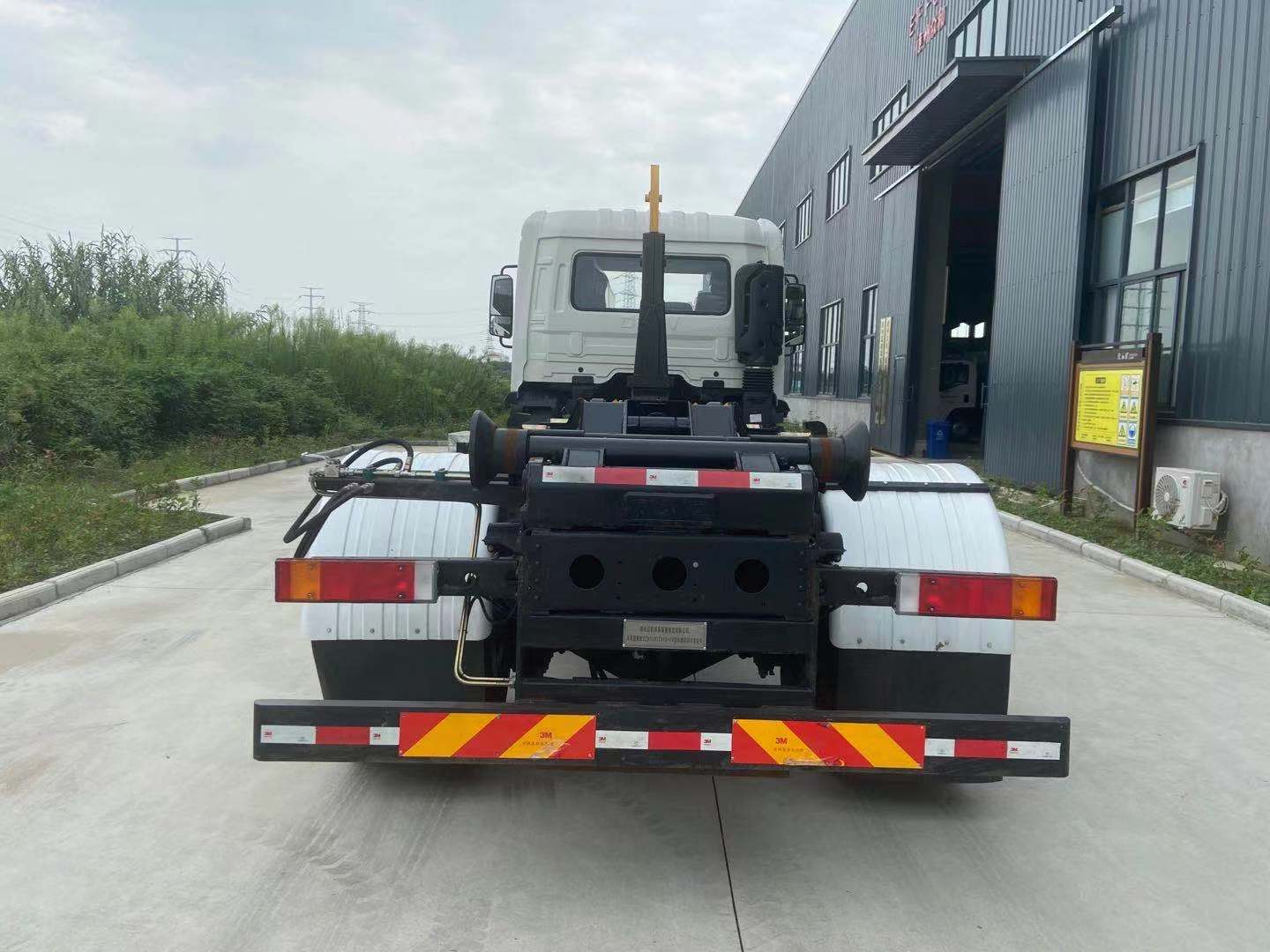 深高藍(lán)德牌DZH5181ZXXDFE6車廂可卸式垃圾車公告圖片