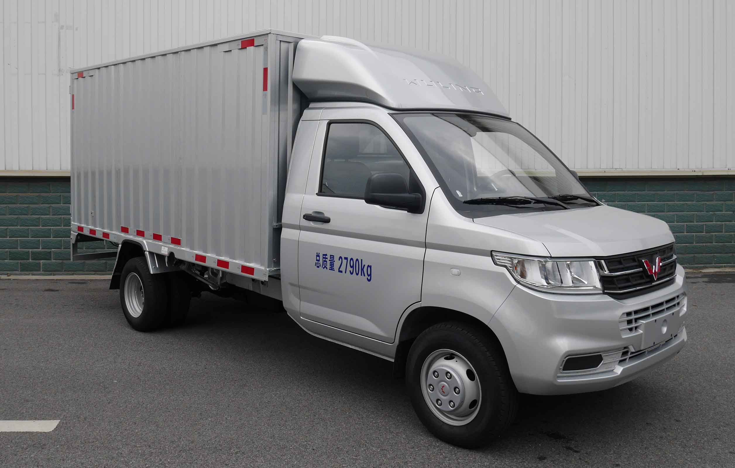 五菱牌LZW5030XXYLT6D廂式運(yùn)輸車公告圖片