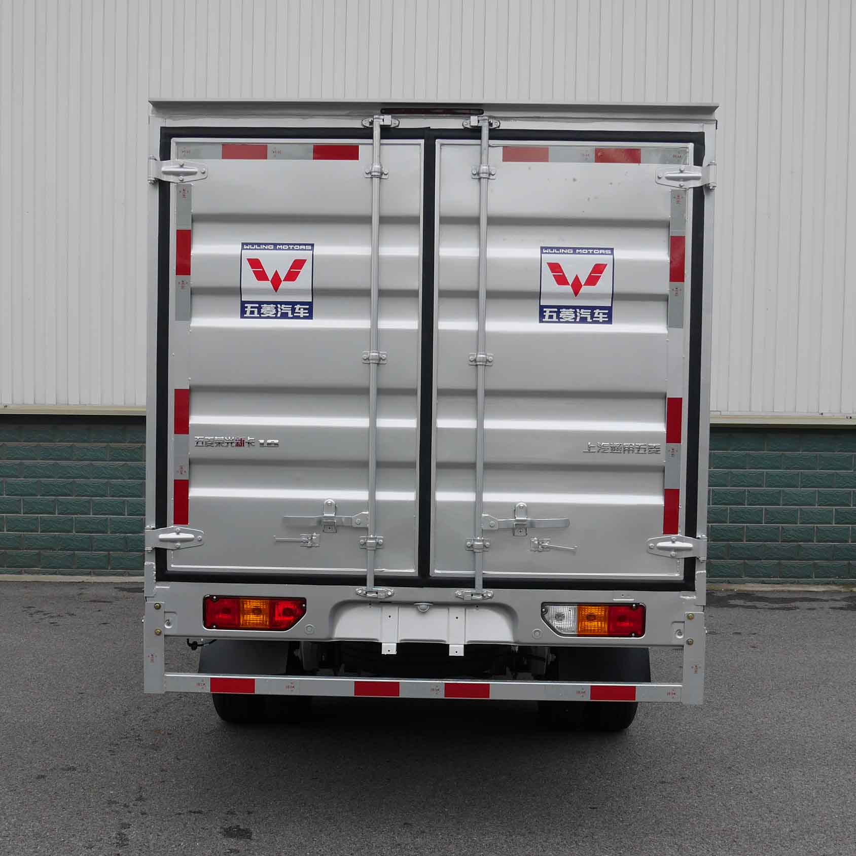 五菱牌LZW5030XXYLT6D廂式運(yùn)輸車公告圖片