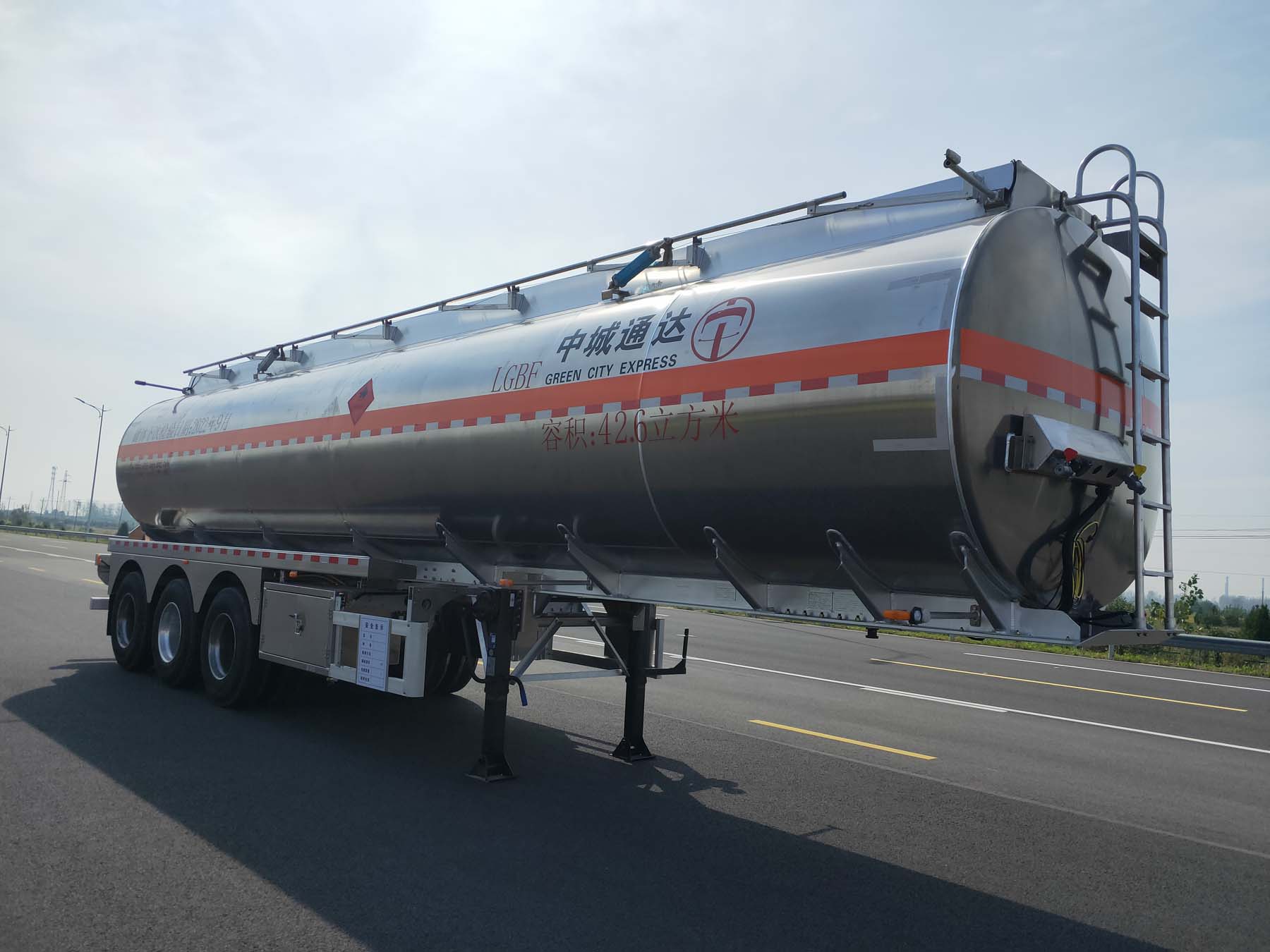 中城通达牌11.6米34吨3轴铝合金运油半挂车(CLE9407GYYTH2)