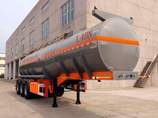 锡宇牌11米30吨3轴腐蚀性物品罐式运输半挂车(WXQ9401GFW)