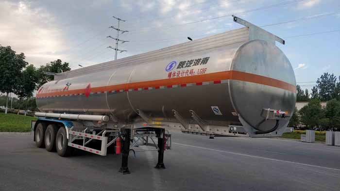陕汽牌11米34吨3轴铝合金易燃液体罐式运输半挂车(SHN9400GRYP375)