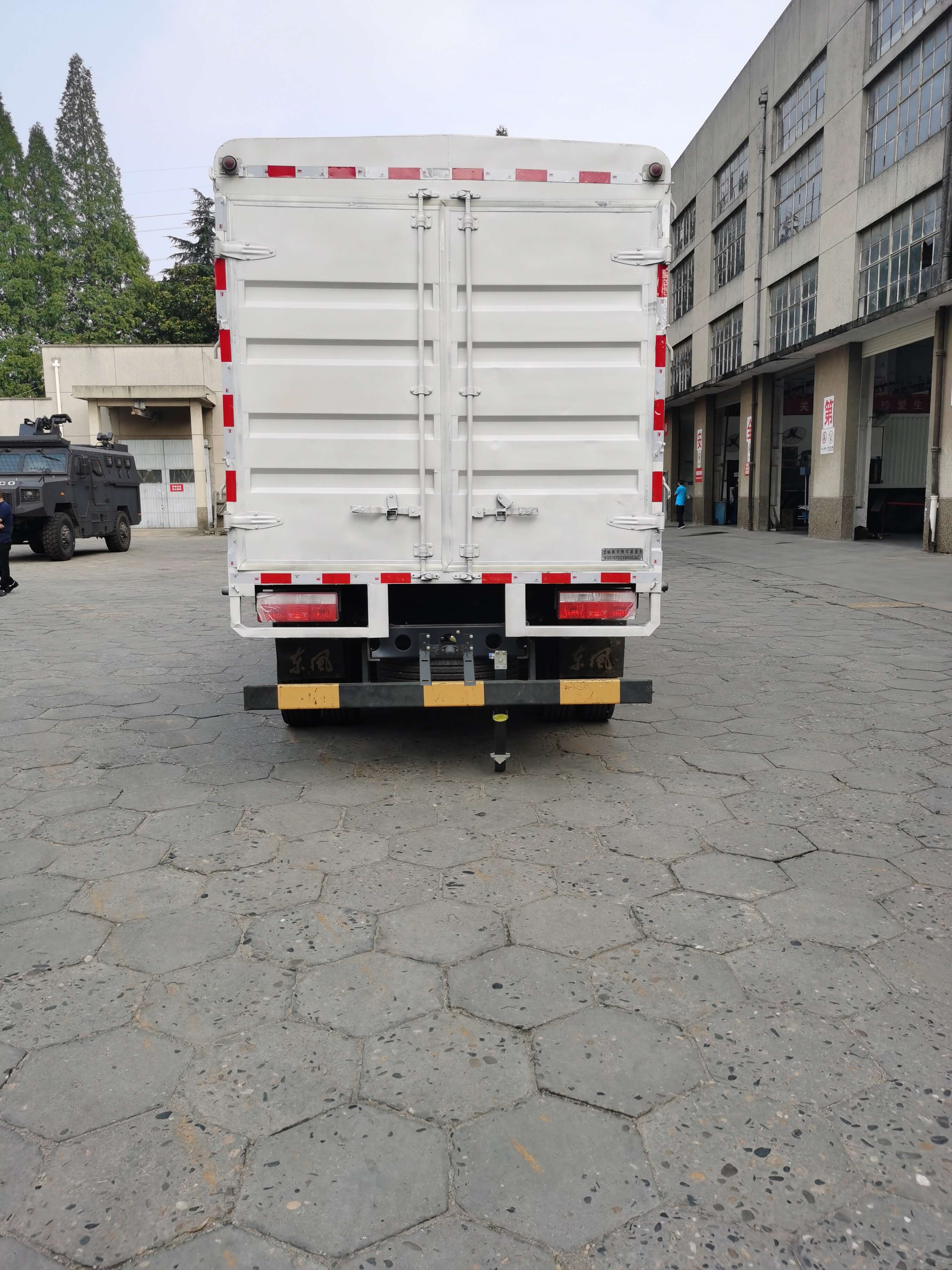 東風(fēng)牌EQ5107CCY8NDCAC倉(cāng)柵式運(yùn)輸車公告圖片