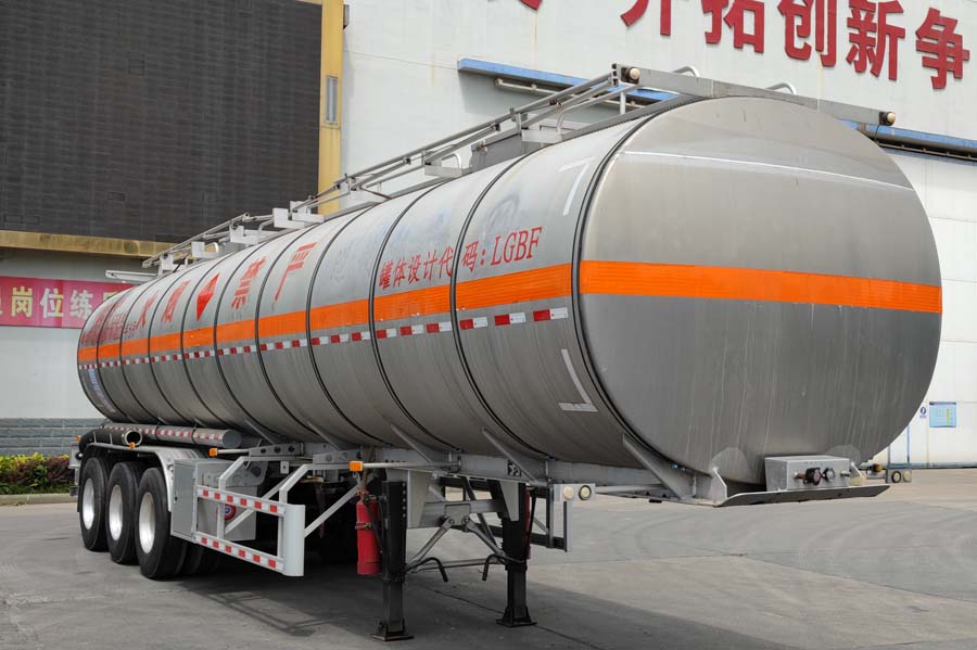 齐机牌12.1米33.1吨3轴铝合金易燃液体罐式运输半挂车(QLZ9401GRY)