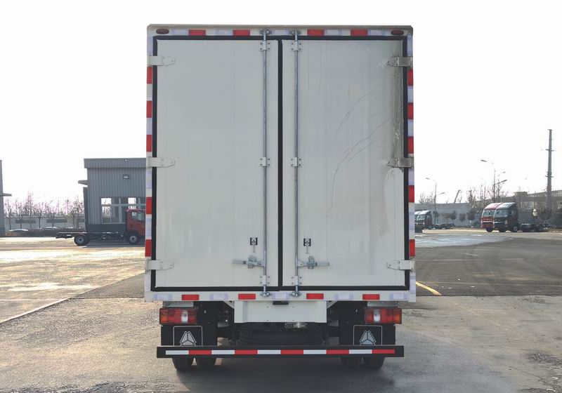 豪沃牌ZZ5047XXYG3214F144廂式運(yùn)輸車公告圖片