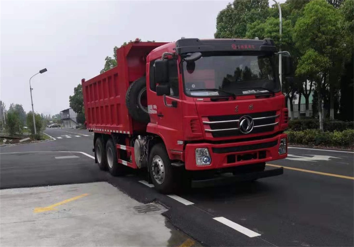 eq3258gsz6d东风牌350马力后双桥后八轮柴油54米国六自卸汽车