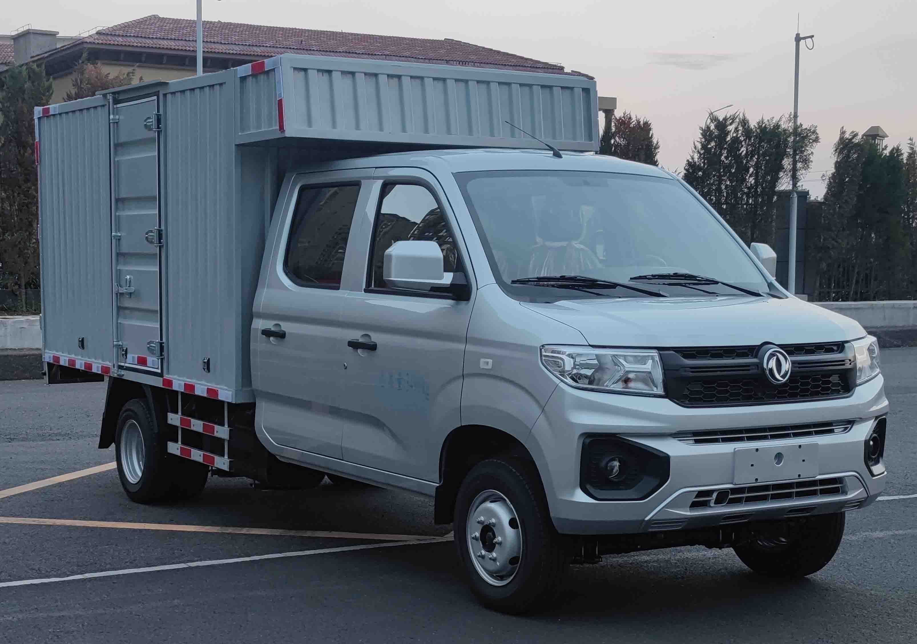 東風牌DXK5030XXYC34HL廂式運輸車公告圖片