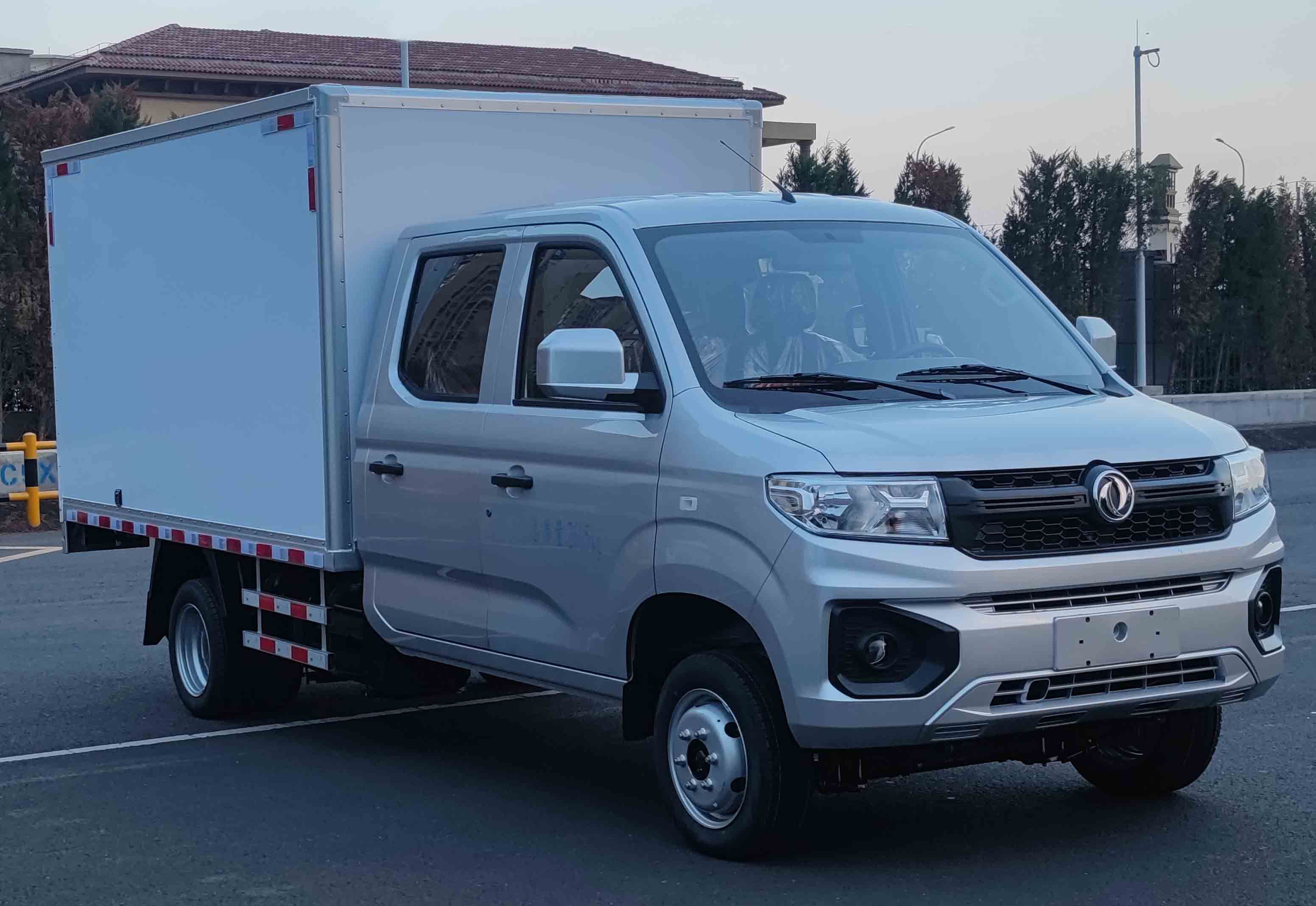 東風(fēng)牌DXK5030XXYC30HL廂式運(yùn)輸車公告圖片