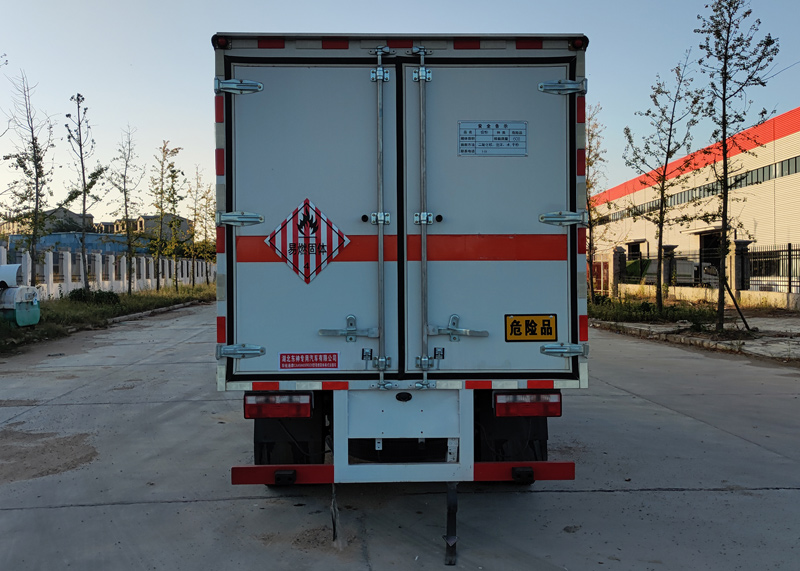 同銳通牌CAA5040XRGC6易燃固體廂式運輸車公告圖片