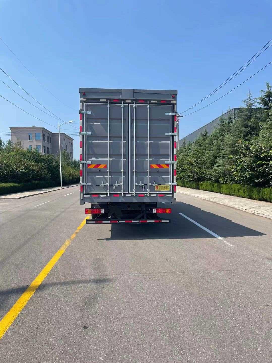 鴻星達(dá)牌SJR5180XYK-6翼開啟廂式車公告圖片