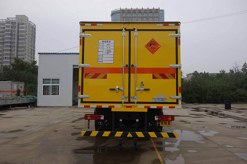 紅宇牌HYJ5180XQY-BJ1爆破器材運(yùn)輸車(chē)公告圖片