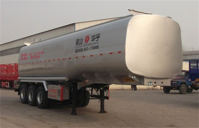华宇达牌11米31.3吨3轴食用油运输半挂车(LHY9401GSY)