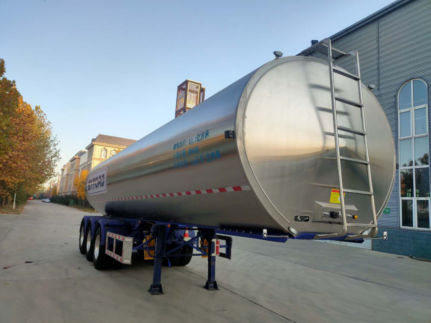 佰福德牌10.4米32.6吨3轴液态食品运输半挂车(SFC9401GYS)