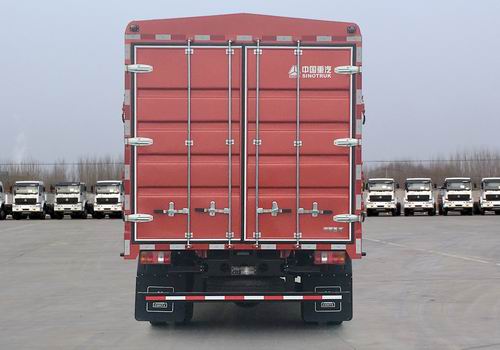 豪沃牌ZZ5047CCYG3315F142倉柵式運(yùn)輸車公告圖片