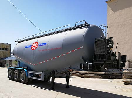 梁通牌11米31.5吨3轴低密度粉粒物料运输半挂车(LTT9404GFL)