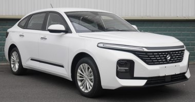 宝骏牌LZW7151CT6A型轿车
