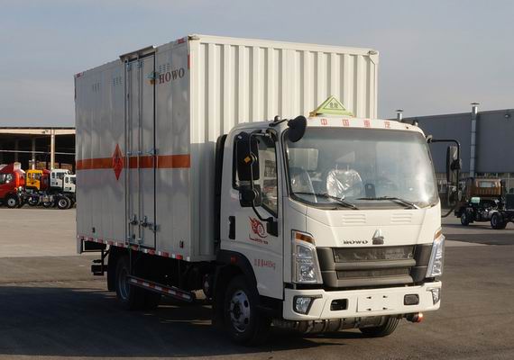 豪沃牌ZZ5047XRYH3315F145易燃液體廂式運(yùn)輸車公告圖片