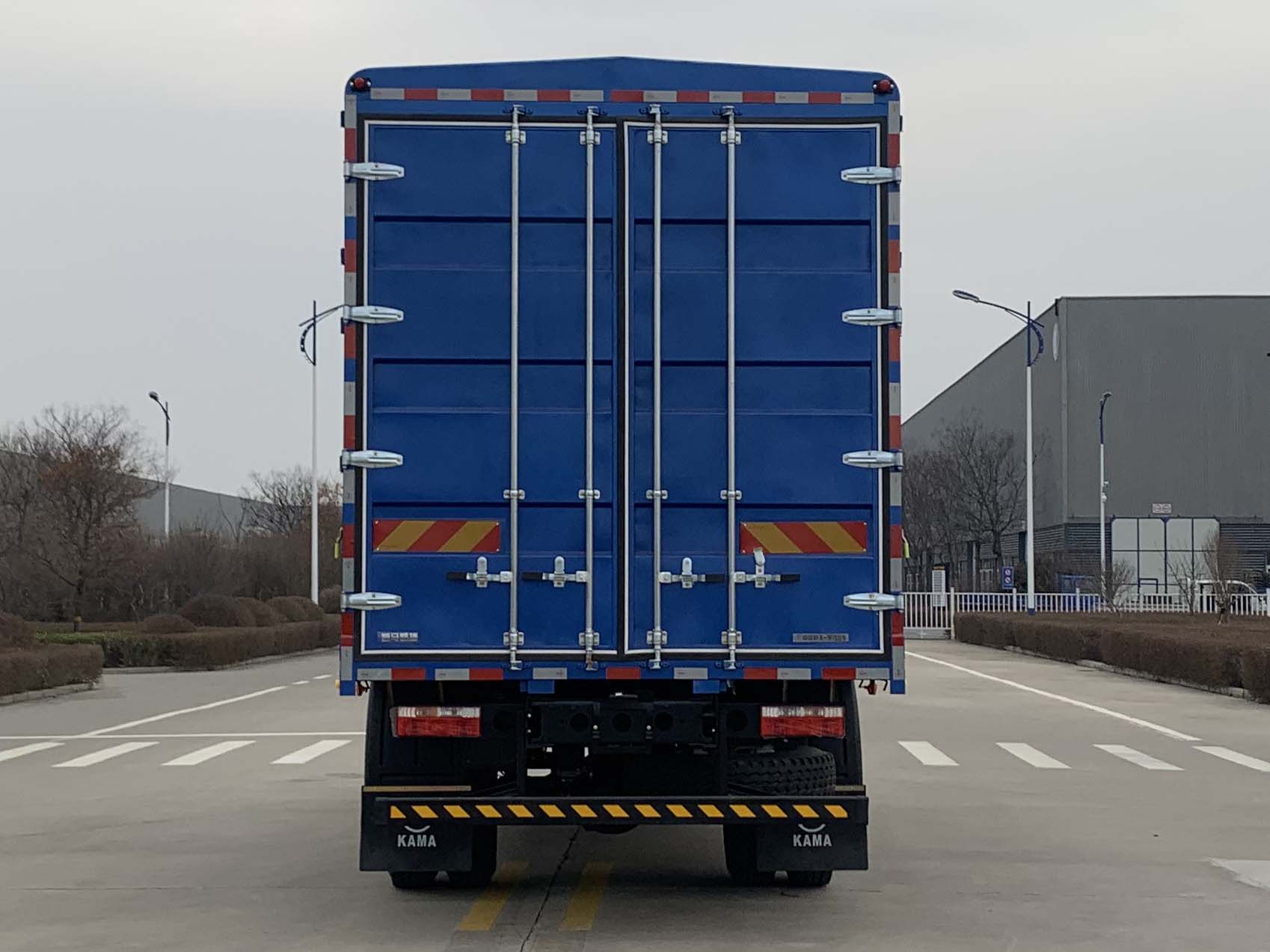 凱馬牌KMC5142CCYA420P6倉柵式運(yùn)輸車公告圖片