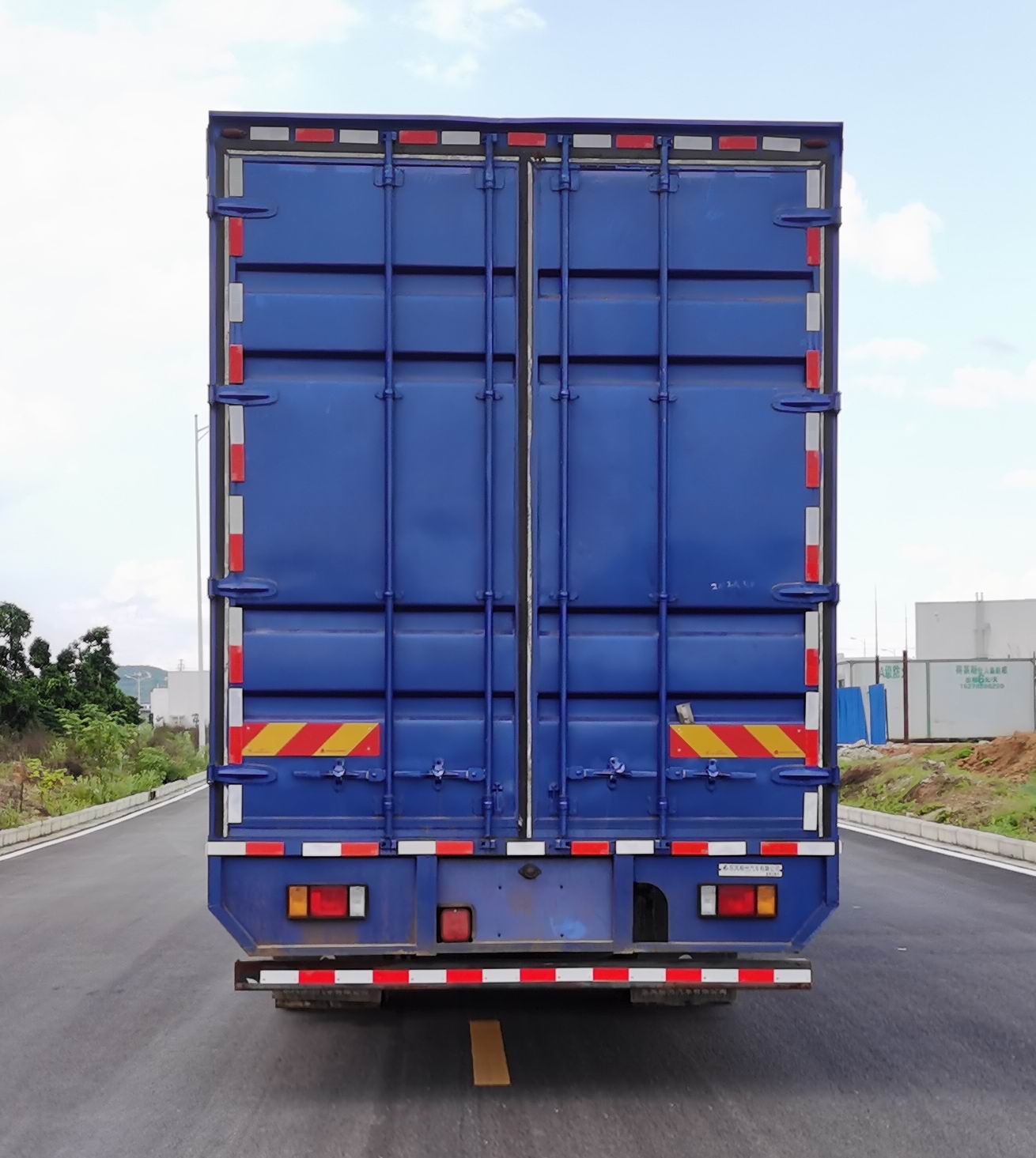 乘龍牌LZ5182XXYM3AC1廂式運(yùn)輸車公告圖片