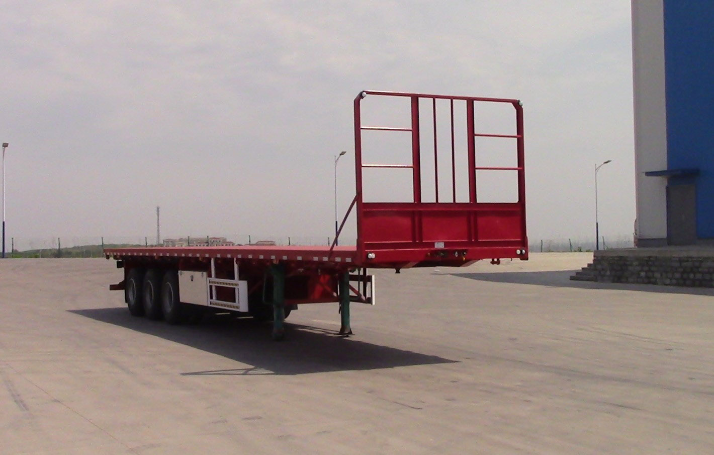 中鱼运驰牌13米34.2吨3轴平板运输半挂车(EYC9400TPB)