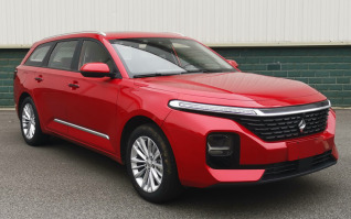 新宝骏牌LZW7151CTWB型轿车