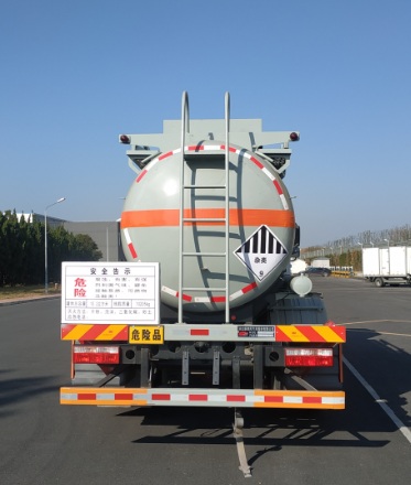 楚风牌HQG5180GZW6EQ杂项危险物品罐式运输车公告图片