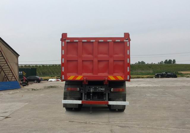 豪沃牌ZZ5317ZLJV426GF1L自卸式垃圾車公告圖片