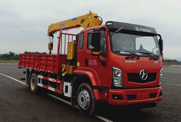 大運(yùn)牌DYQ5141JSQD6AC隨車起重運(yùn)輸車公告圖片