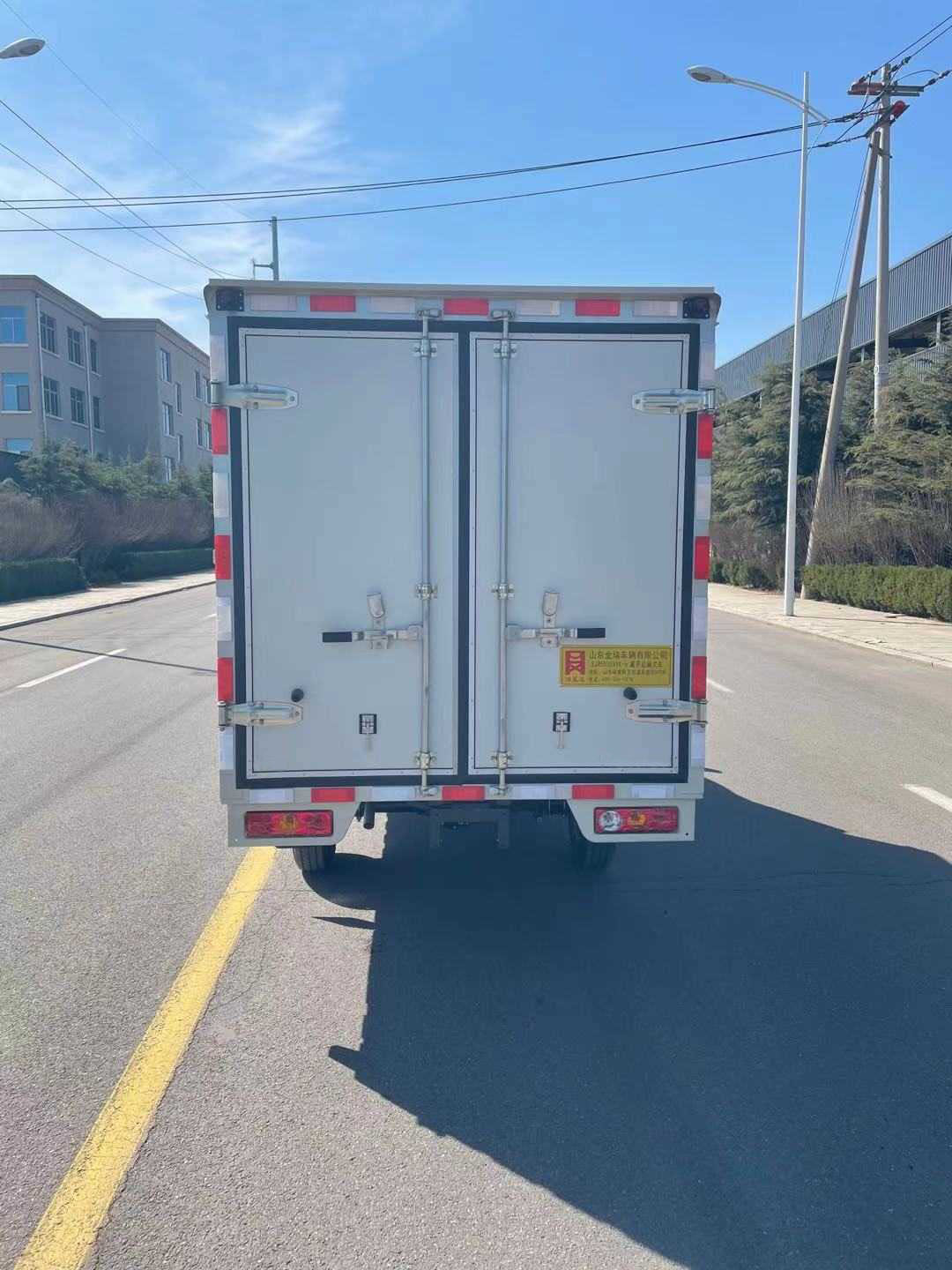 鴻星達(dá)牌SJR5030XYK-6翼開(kāi)啟廂式車(chē)公告圖片