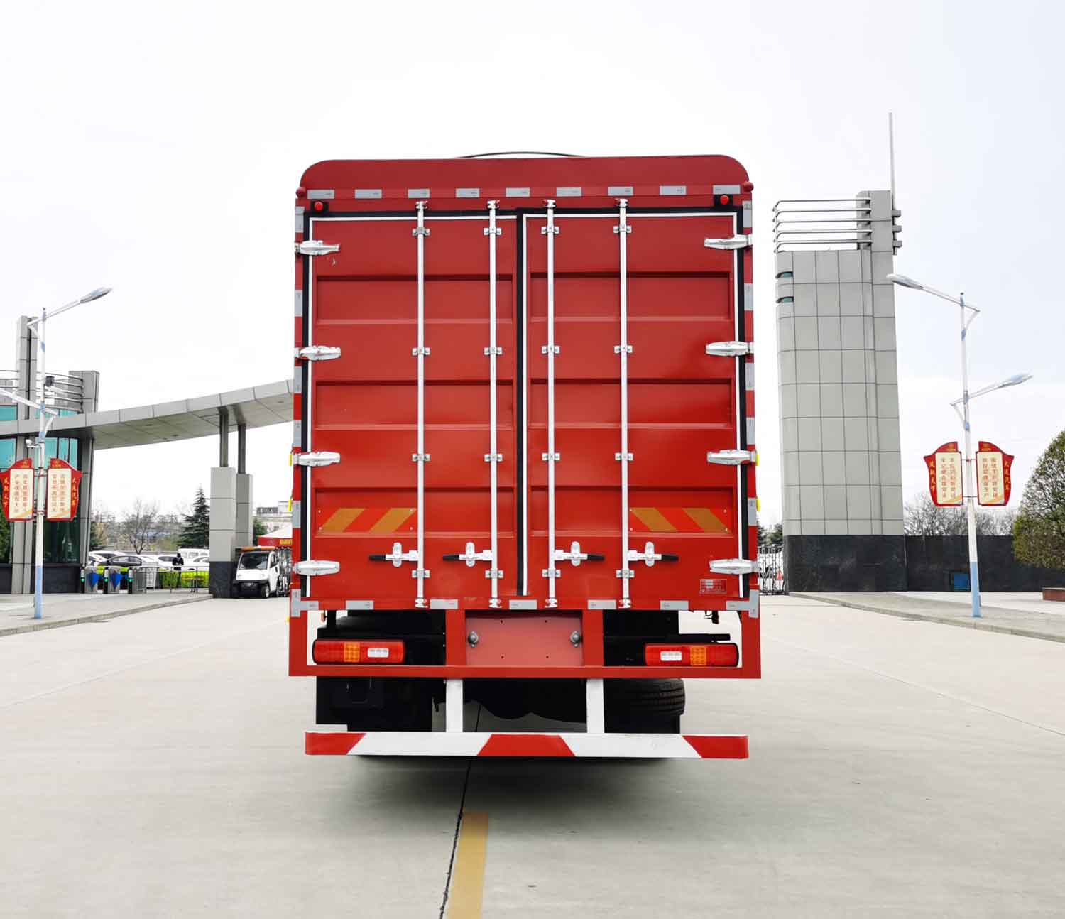 大運(yùn)牌CGC5251CCYD6DBDM倉柵式運(yùn)輸車公告圖片