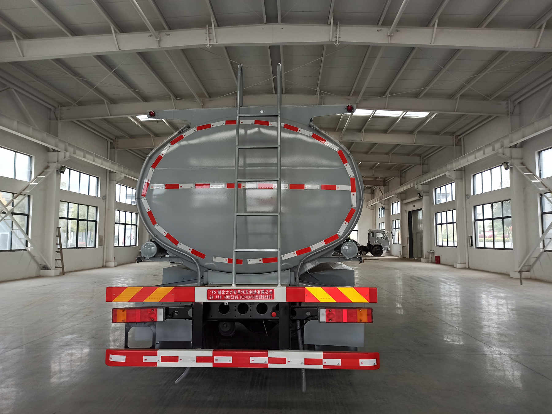 大力牌DLQ5310GPGD6普通液體運(yùn)輸車公告圖片