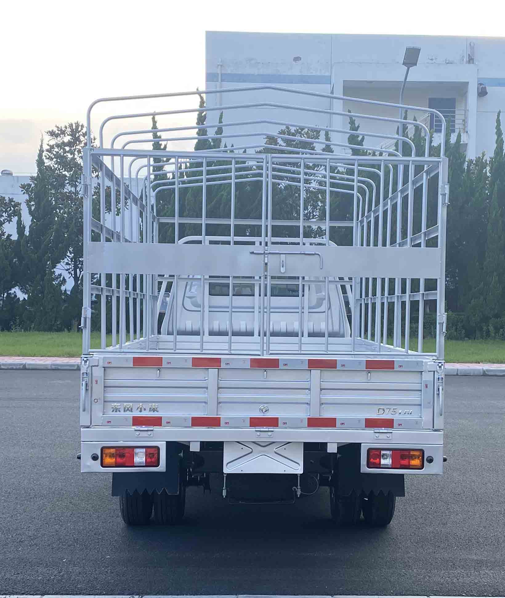 東風(fēng)牌DXK5030CCYC32HL倉(cāng)柵式運(yùn)輸車公告圖片