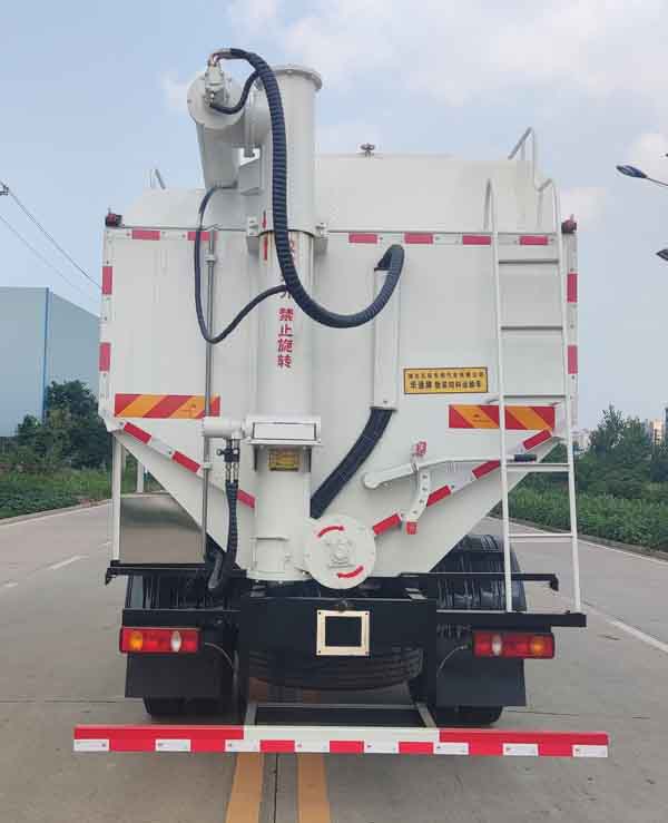 華通牌HCQ5180ZSLLZ6散裝飼料運(yùn)輸車(chē)公告圖片