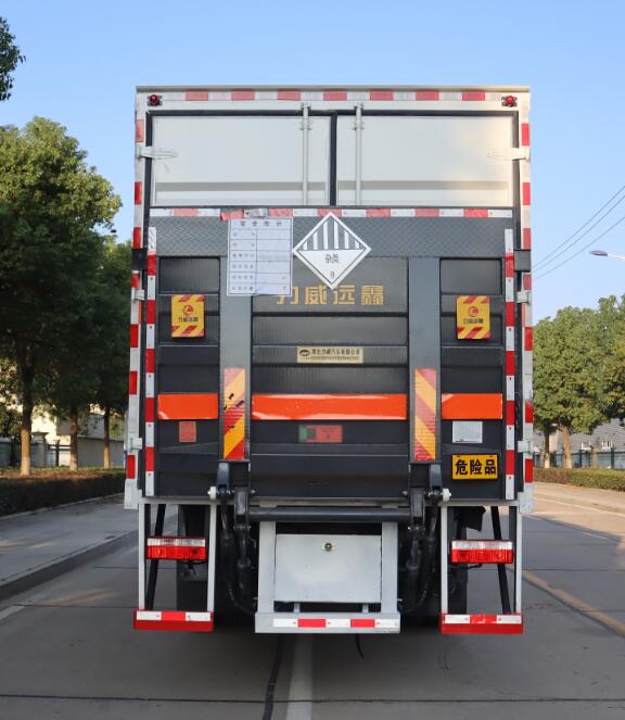 中汽力威牌HLW5180XZWEQ6雜項(xiàng)危險(xiǎn)物品廂式運(yùn)輸車公告圖片