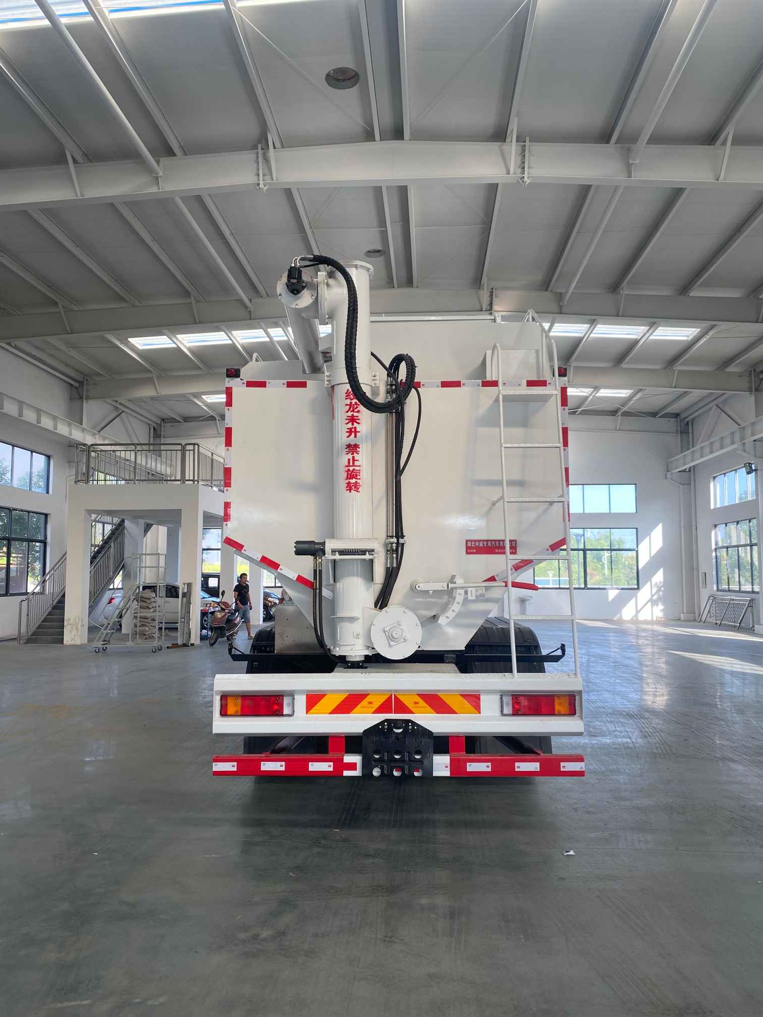 楚韻牌EZW5316ZSLEQ6散裝飼料運(yùn)輸車公告圖片