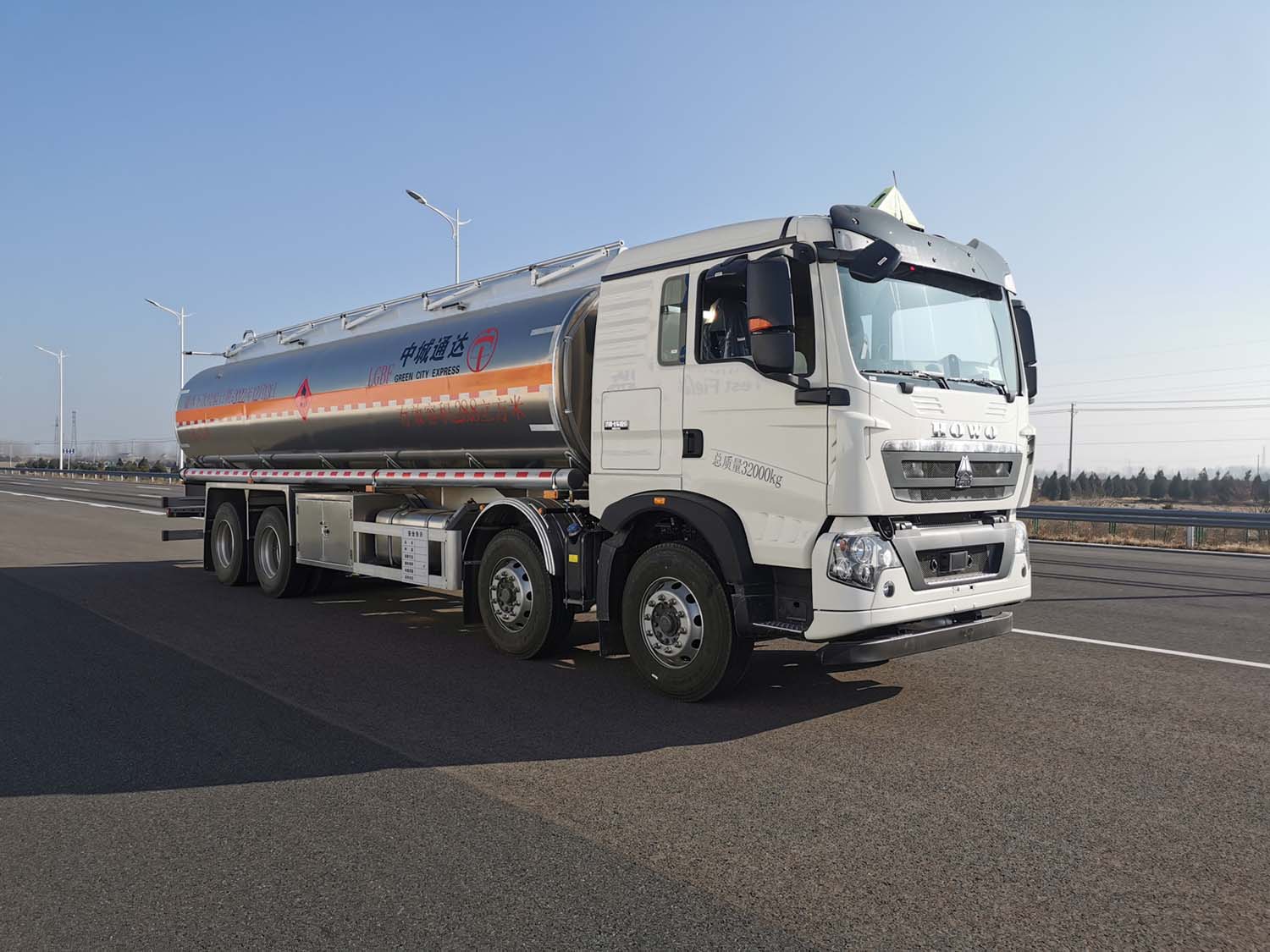 中城通達(dá)牌CLE5323GYYFA1鋁合金運(yùn)油車(chē)公告圖片