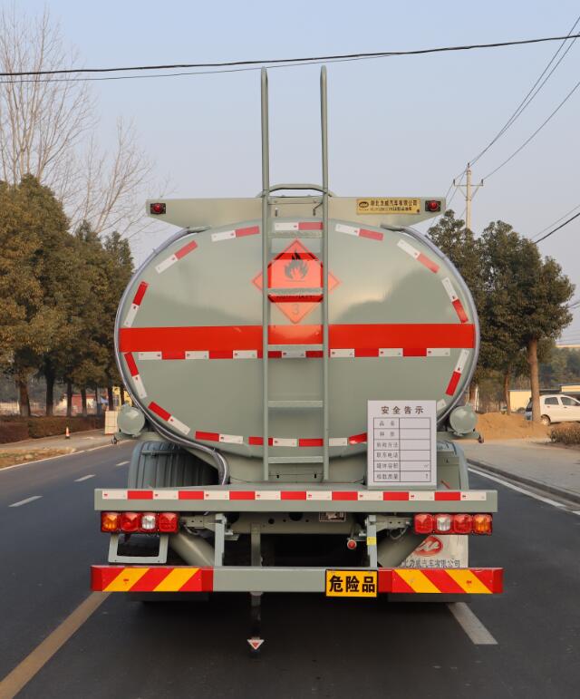 中汽力威牌HLW5260GYYS6運(yùn)油車公告圖片