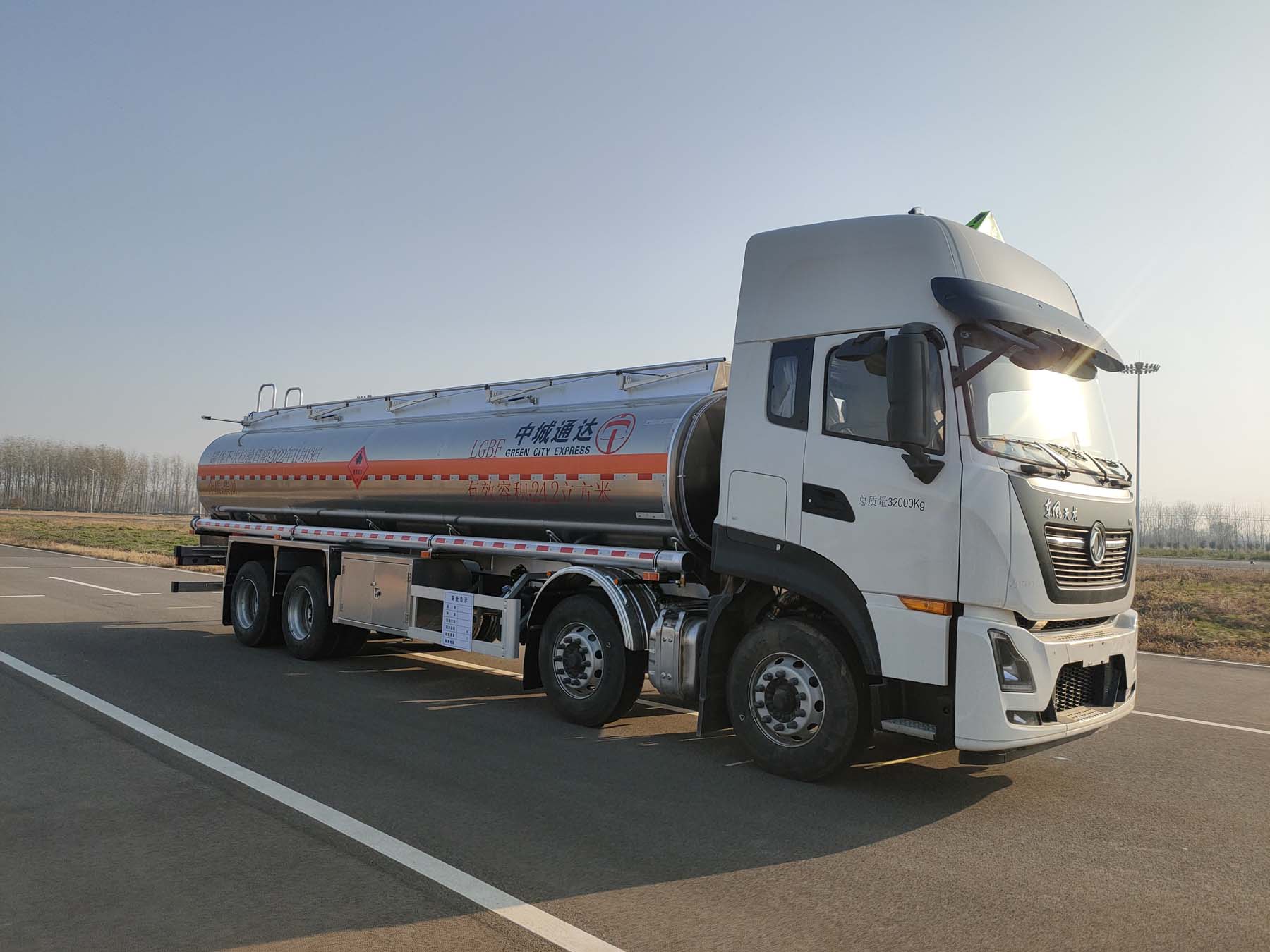 中城通達(dá)牌CLE5320GYYFB1鋁合金運(yùn)油車公告圖片