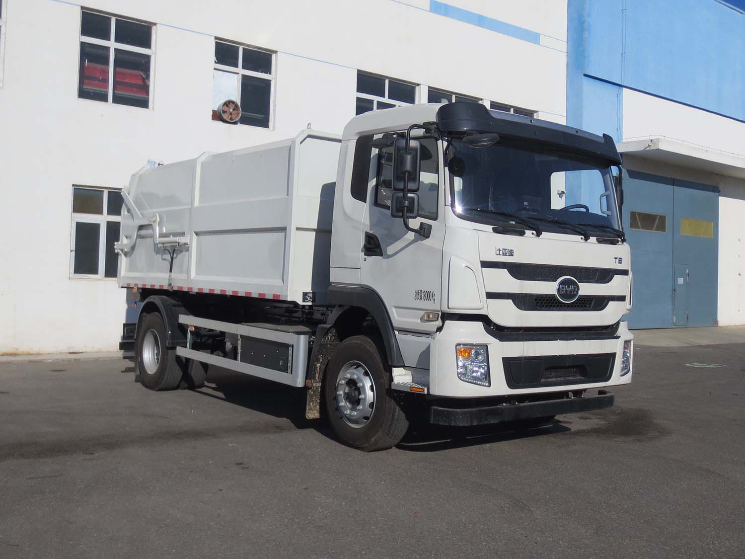 華林牌HLT5180ZXLBEV純電動(dòng)廂式垃圾車公告圖片