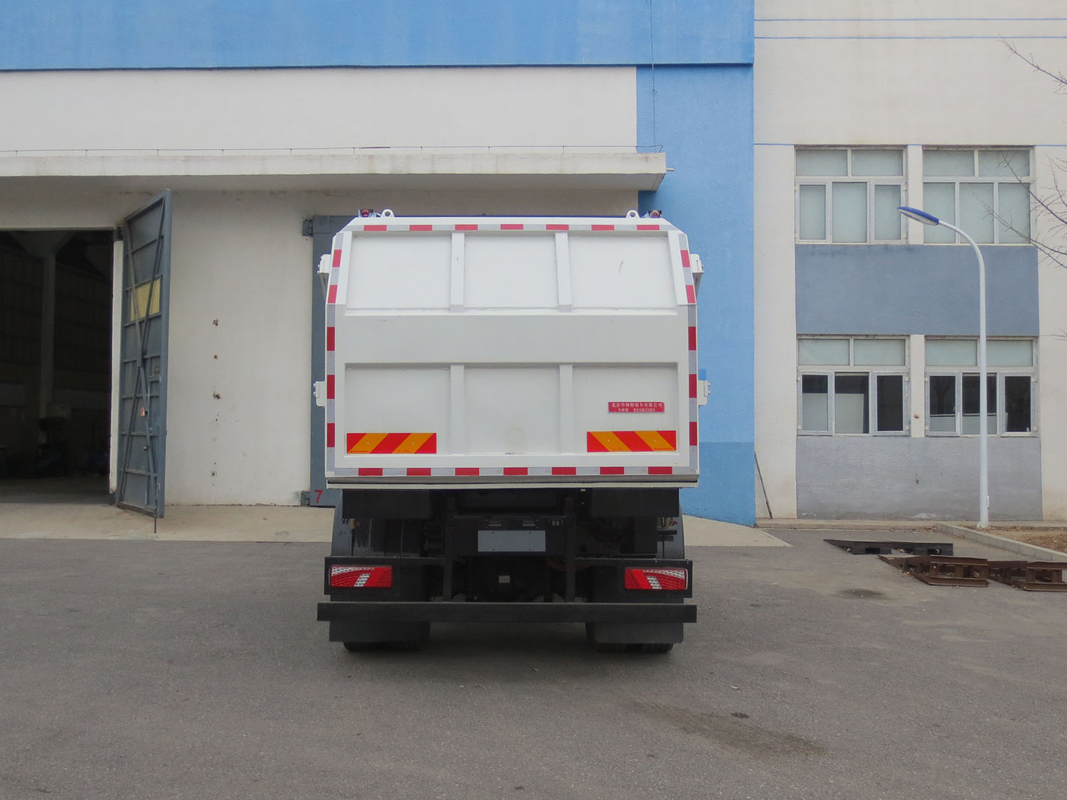 華林牌HLT5180ZXLBEV純電動(dòng)廂式垃圾車公告圖片