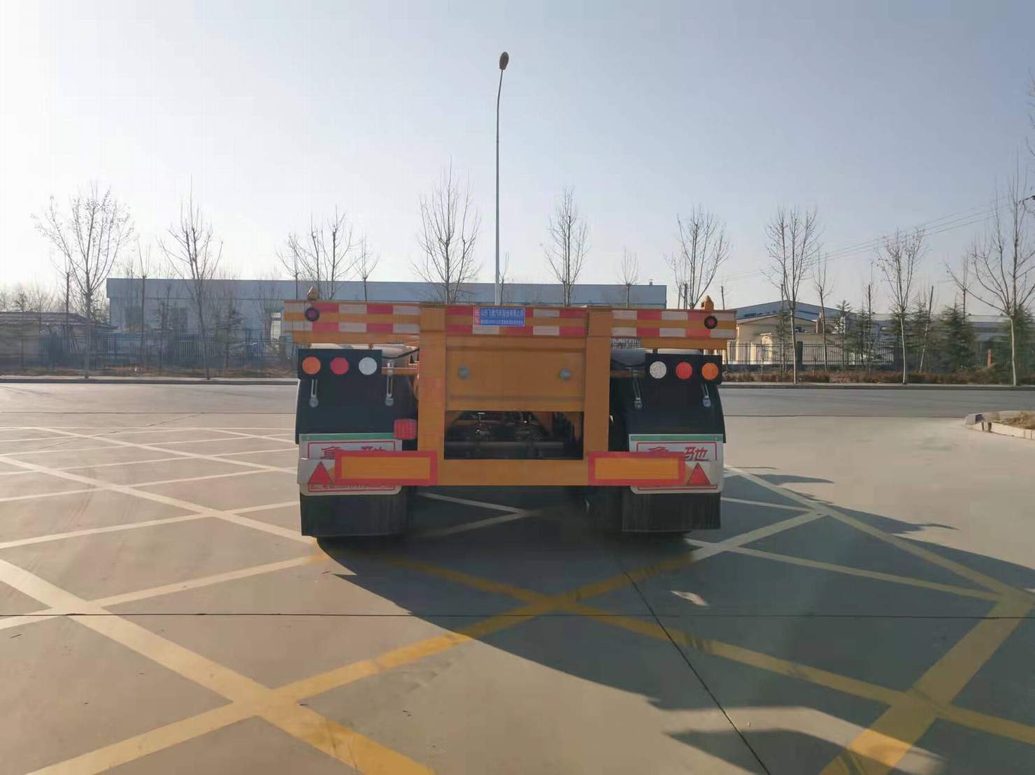 鲁驰牌LC9407TJZG集装箱运输半挂车公告图片
