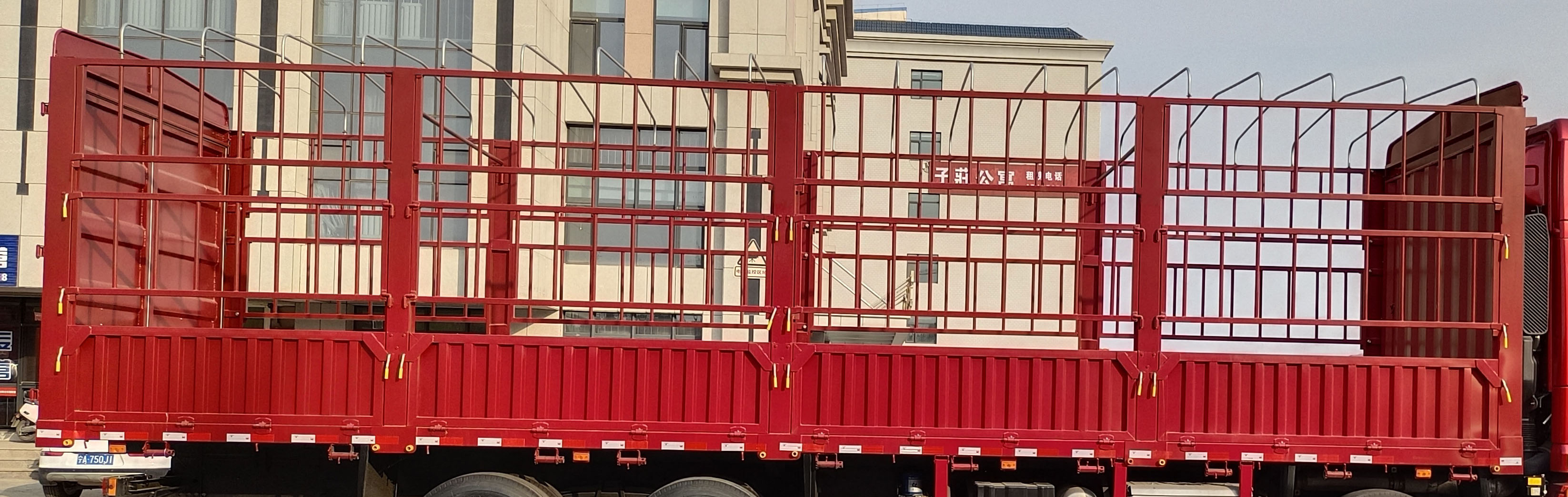 陜汽牌SX5319CCYXD456F1倉柵式運輸車公告圖片