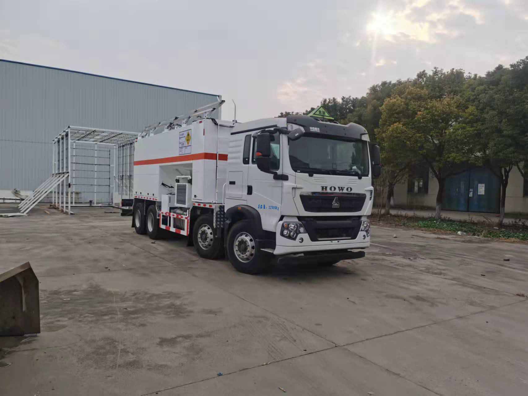 澳瑞凱牌BBQ5320THR現(xiàn)場(chǎng)混裝乳化炸藥車公告圖片